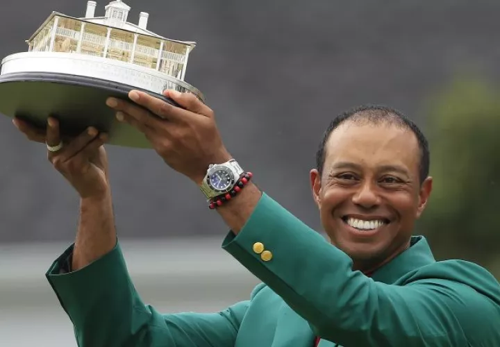 Tiger Woods vistió su quinto saco verde ayer.