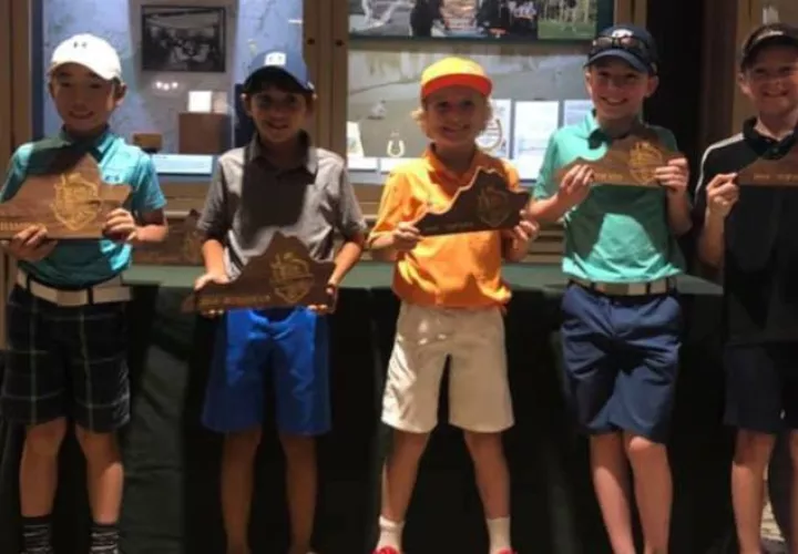 Los jugadores de la categoría de 9 años posan con sus premios. Cortesía