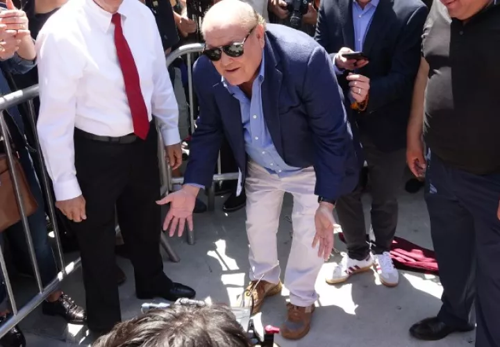 El cantautor Leo Dan recibió este jueves d una estrella maya en el Paseo de la Fama de Plaza México. https://www.hoylosangeles.com/