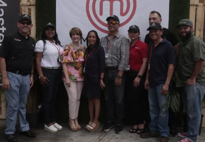1.  Roberto Díaz, Rosario Rentería, Cuquita Arias de Calvo, Daysi Gálvez, Emery Lew, Lina Carvajal, Marcelino Velásquez, Fabien Mygni y Felipe Milanés.