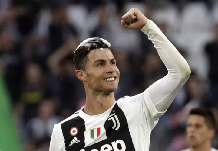 Cristiano Ronaldo festeja el título de la Juventus. AP