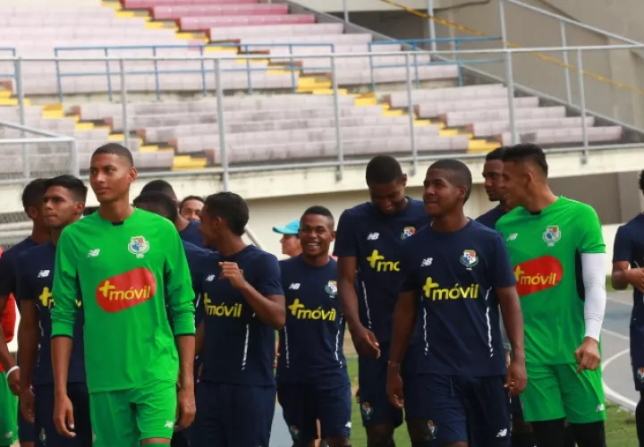 Los jugadores de la selección sub20 previo al inicio del entrenamiento de ayer en el Rommel Fernández. Anayansi Ganez