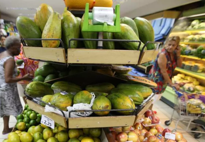 No pueden contener polietileno las bolsas reutilizables, según normativa. EFE