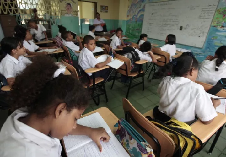 Altos costos escolares enfrentan los padres de familia. Archivo