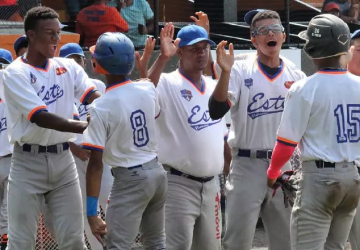 Los jugadores de Panamá Este celebran la conquista del Campeonato Sub-15 en el estadio Olmedo Solé. Cortesía
