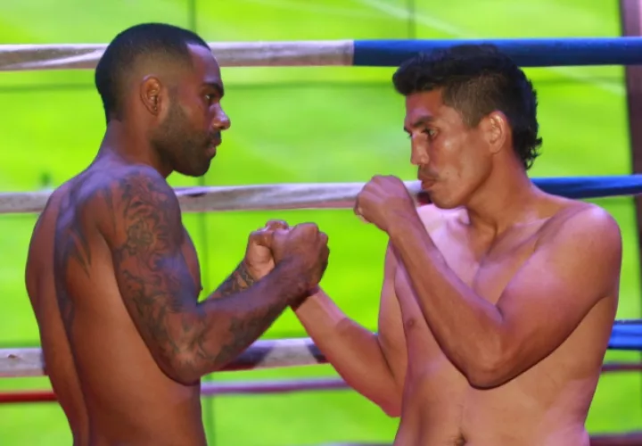 Jezreel Corrales (izq.) se enfrenta Onalvi Sierra, de Colombia. Anayansi Gamez
