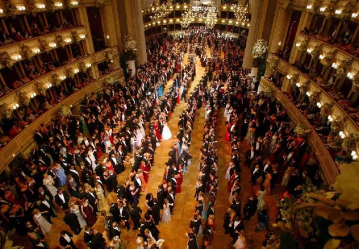 1.  Una vista general de la sala durante la apertura del baile de la Ópera de Viena durante la celebración de sus 50 años en Viena, Austria.
