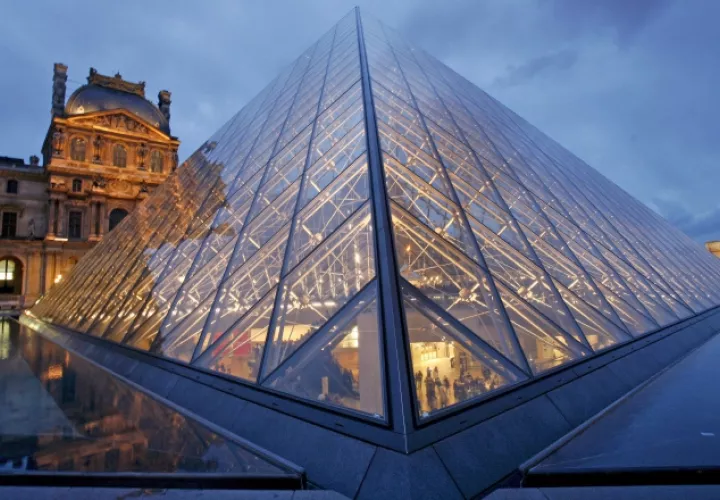 1.   Vista de la pirámide del Museo del Louvre, durante la Noche del Museo que se lleva a cabo  todos los años en París.
