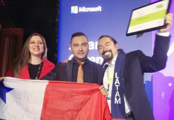 El profesor Ramón Guerra, docente panameño, se muestra muy complacido por el logro en  el Foro E2 Microsoft Educator Exchange. Foto: Cortesía.