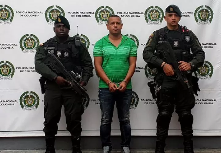Policías custodian a Olindo Perlaza Caicedo (c), alias Olindillo. EFE.