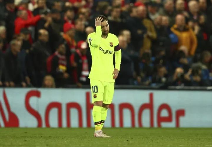 Lionel Messi lamenta la eliminación del Barcelona. AP