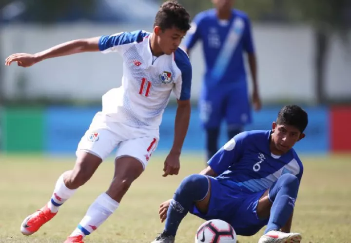 El jugador panameño Abdiel Castro (11) evade la marca de Miguel Ardon, de Guatemala. @Fepafut