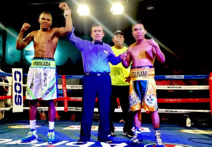 Jaime Arboleda (izq.) ganó por nocaut. @LittleJames507