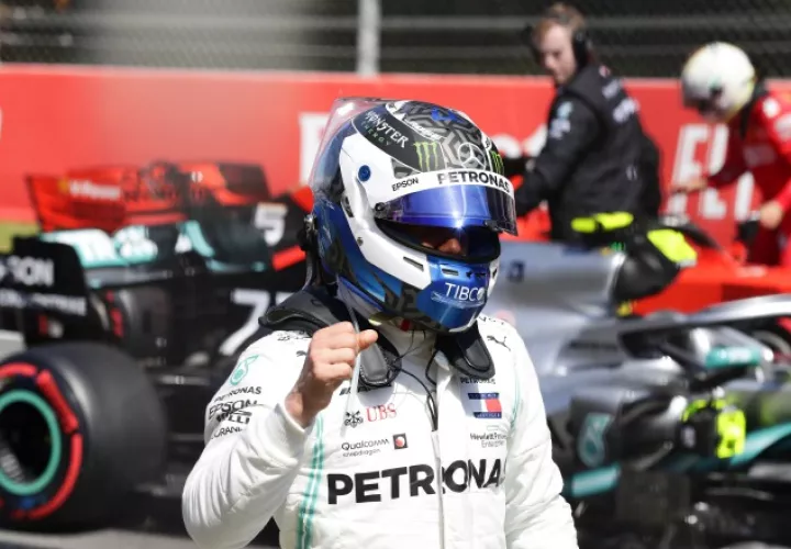 Valtteri Bottas, de Finlandia, festeja. AP