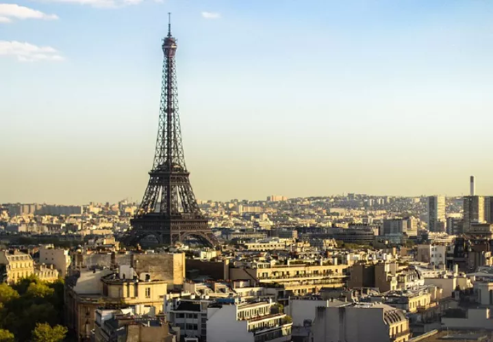 La famosa Torre Eiffel, en París, Francia.