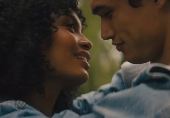 Escena de 'El sol también es una estrella'.  YouTube