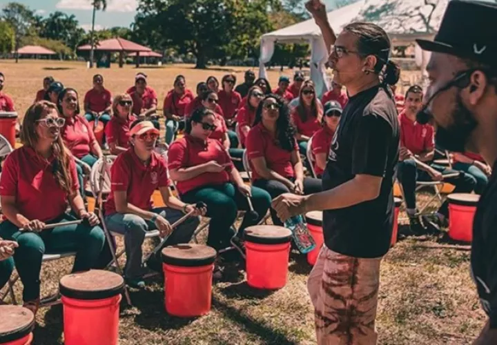 Al son de tambores se pasan momentos de sana distracción.