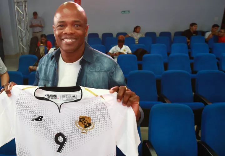 Julio Dely con la nueva camiseta de Panamá.