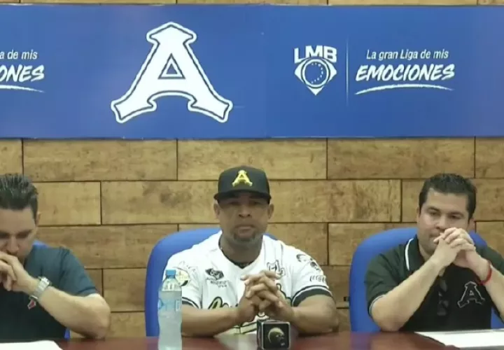El exgrandes ligas panameño Rubén Rivera (cent.) anuncia su retiro. @AcererosOficial