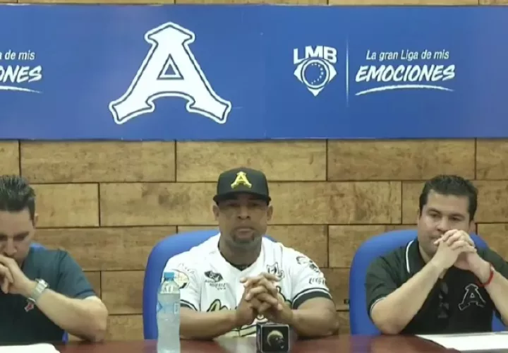 El exgrandes ligas panameño Rubén Rivera (cent.) anuncia su retiro. @AcererosOficial