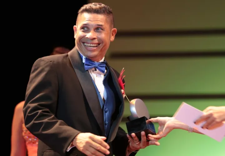Daniel Gómez Nates cuando recibe uno de los premios Escena a que se ha hecho acreedor en su carrera teatral. Archivo Panamá América.