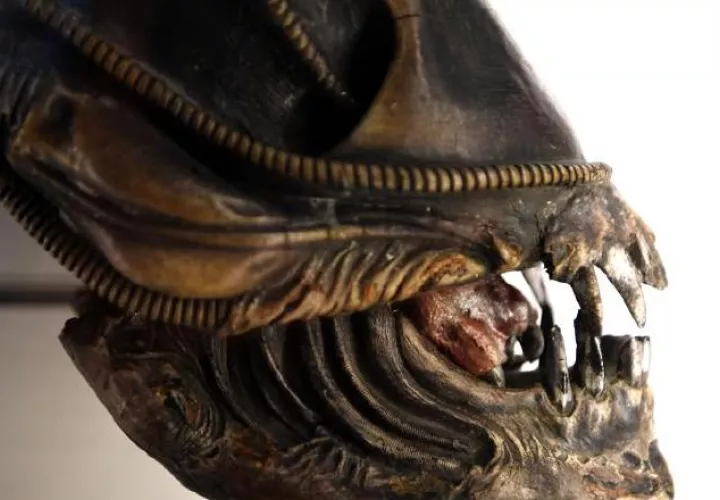 Una máscara utilizada durante el rodaje de la película 'Alien'. EFE/Archivo