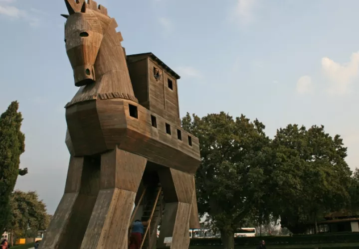 A la entrada del yacimiento se alza un gran caballo de madera que rememora la treta de Ulises. EFE