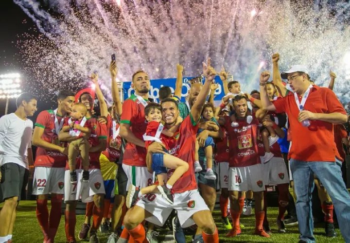 Los chiricanos festejan el haber ganado la superfinal del ascenso. @Atl_chiriqui