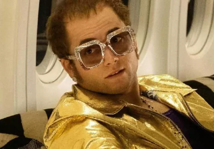 Taron Egerton como Elton John en "Rocketman". https://www.telegraph.co.uk/films