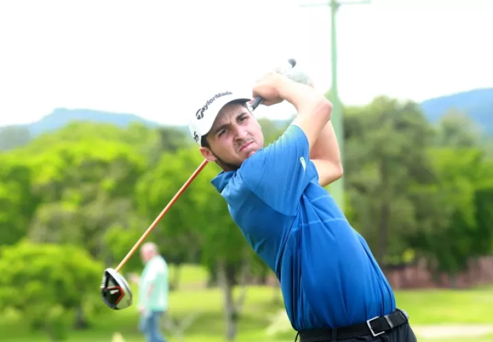 Raúl Carbonell durante la cuarta y última ronda del Isthmian, que tuvo su desenlace en la cancha del Club de Golf de Panamá. Anayansi Gamez