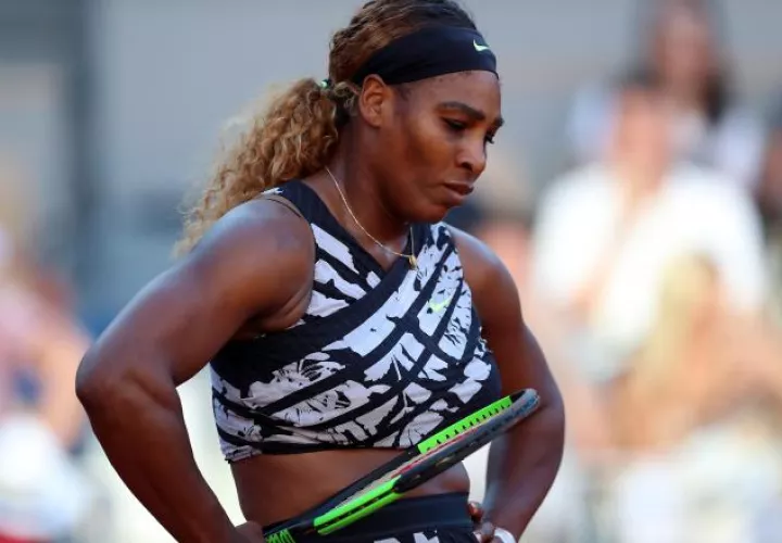 Serena Williams reacciona, luego de la derrota sufrida ante su compatriota Sofia Kenin.  AP