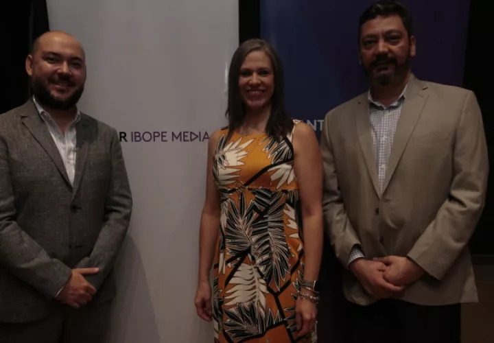 1.  Francisco Carvajal, Vivian Gálvez y Jorge Martín Frech.