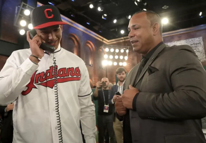 Daniel Espino durante el draft de las Grandes Ligas.