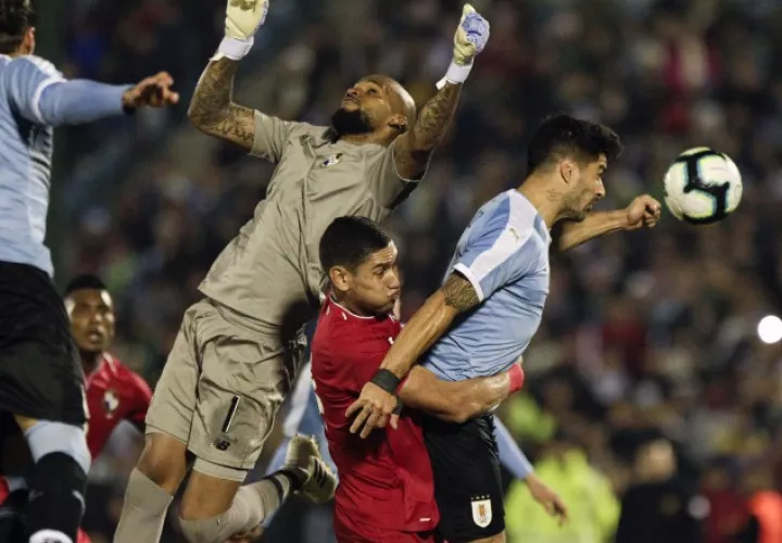 Luis Mejía sale para evitar un remate de Luis Suárez. AP