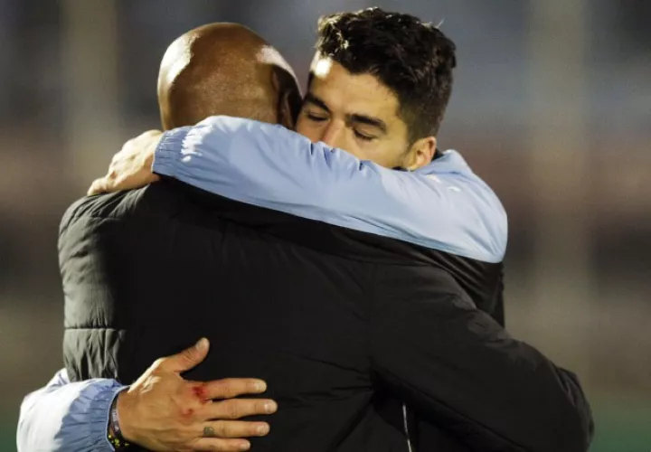 Julio César Dely Valdés se funde en un abrazo con Luis Suárez, para quien es un ídolo. AP