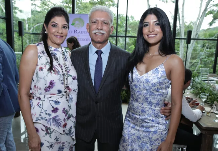 1.  Sonia Mirpuri, Ramesh Mirpuri y Melisha Mirpuri.