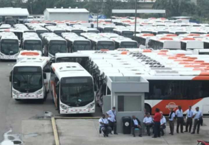 Paralelo a la falta de buses en las calles, hay cientos en los patios. Archivo