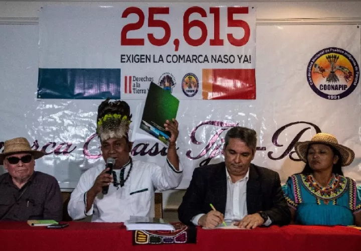 Rey naso entregó firmas al defensor del pueblo.  Cortesía