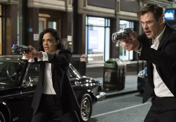 Escena de la cinta 'Men in Black',  cuyos protagonistas son Chris Hemsworth y Tessa Thompson.  https://hipertextual.com/