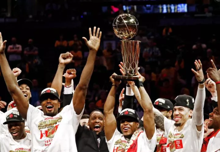 Kyle Lowry, de los Raptors, alza el trofeo de campeón de la NBA. EFE