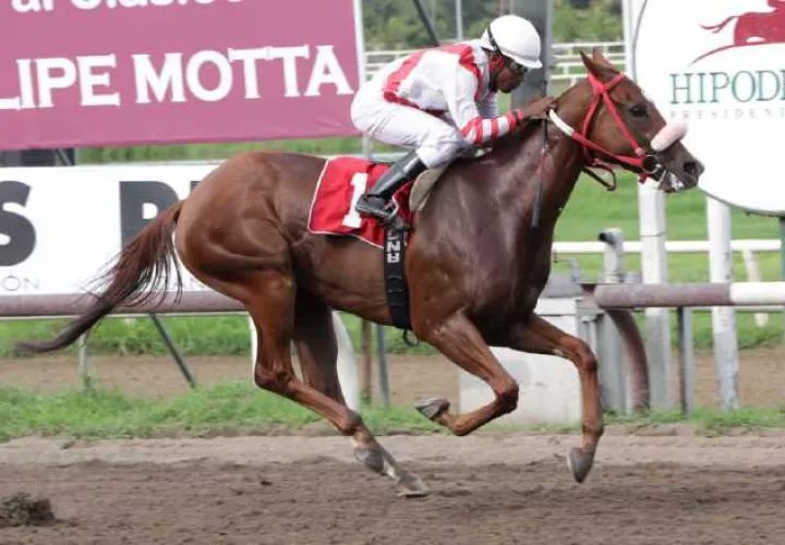La ganadora al cruzar la meta.