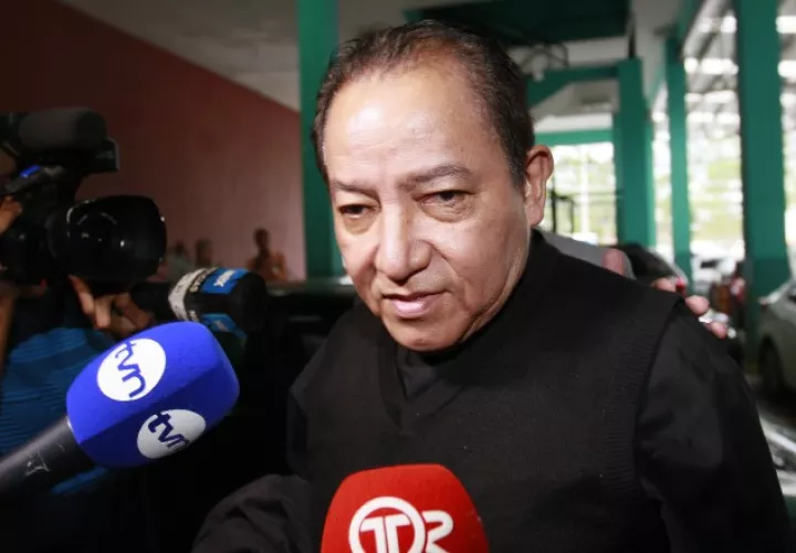Al padre David Cosca se le formularon cargos. Edward Santos