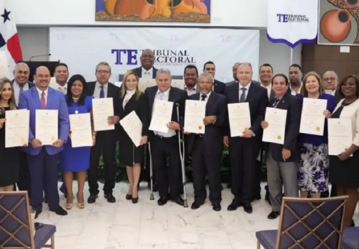 Los diputados asistentes se tomaron la foto oficial tras recibir las credenciales para sus nuevas funciones. Foto: Cortesía