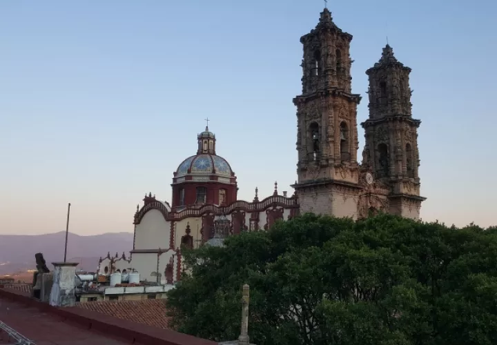 Atardecer en Taxco frente al templo de Santa Prisca.