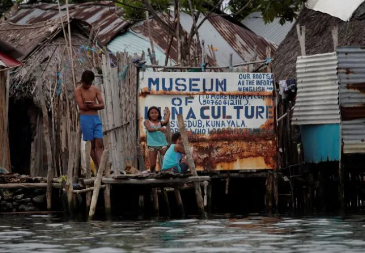 Niños juegan en  un muelle en la isla Gardi Sugdub del archipiélago de San Blas. Foto: EFE