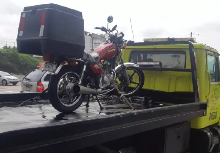 La motocicleta fue removida en una grúa.