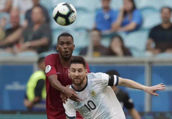 Leo Messi lucha por el balón durante el partido entre Argentina y Catar. 
