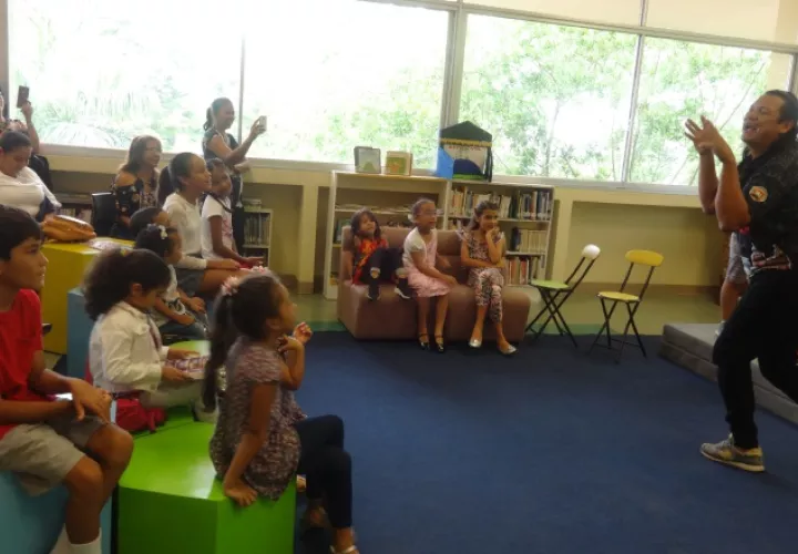 Julio César El Garlotero deleitó al público infantil y adulto que se dio cita en la Biblioteca Nacional con su habilidad para narrar historias.  Esta jornada de cuenta cuentos que es parte de la celebración de los 77 años de la Binal fue una experiencia divertida. Foto: Rosalina Orocú Mojica