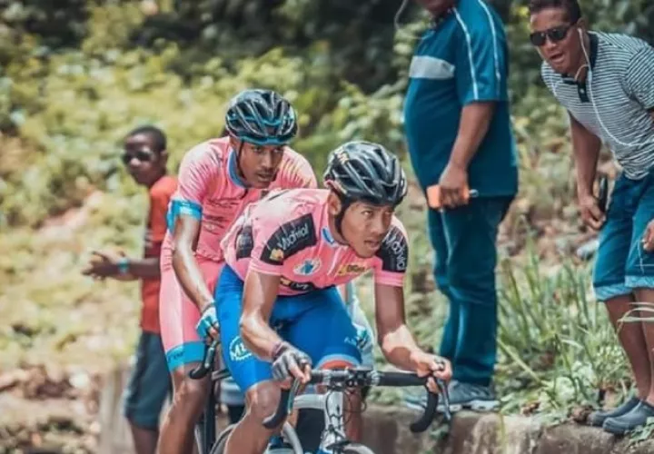 Christofer Jurado (izq.) fue el líder en la combatividad y en metas volantes. Foto @Fepaci