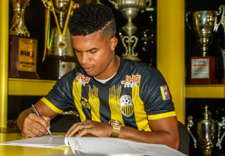 Luis Ovalle durante la firma del contrato.